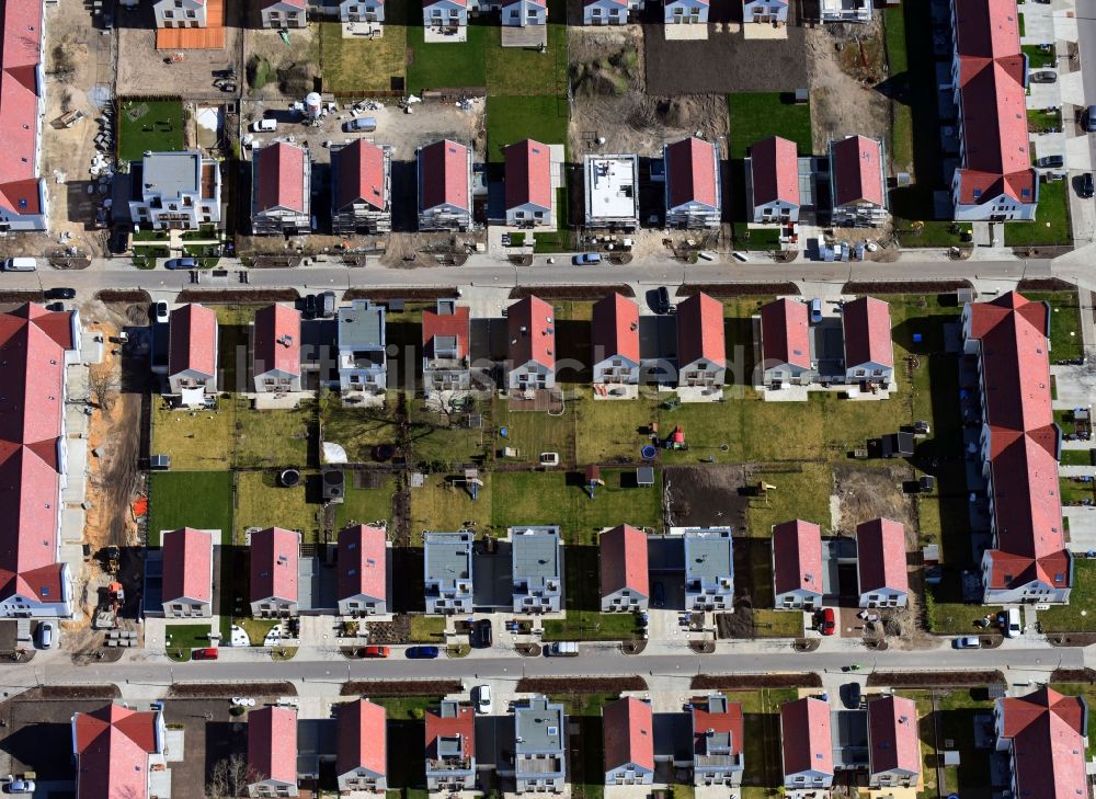 Luftaufnahme Berlin - Baustellen zum Neubau- Wohngebiet einer Einfamilienhaus- Siedlung Regener Straße - Viehtacher Straße im Ortsteil Karlshorst in Berlin