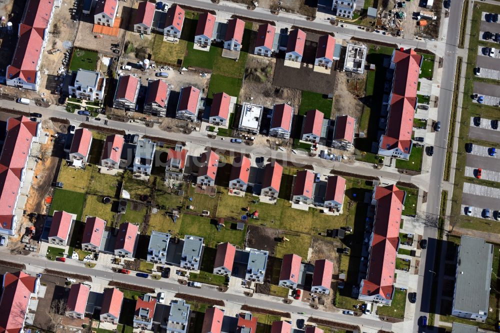 Berlin von oben - Baustellen zum Neubau- Wohngebiet einer Einfamilienhaus- Siedlung Regener Straße - Viehtacher Straße im Ortsteil Karlshorst in Berlin