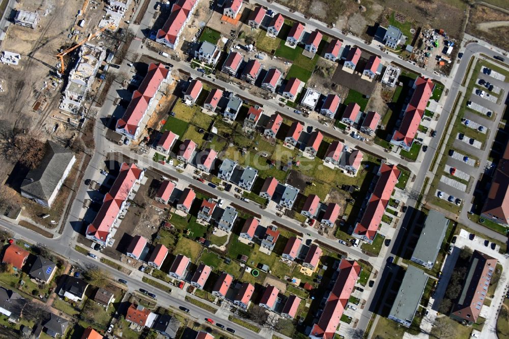 Berlin aus der Vogelperspektive: Baustellen zum Neubau- Wohngebiet einer Einfamilienhaus- Siedlung Regener Straße - Viehtacher Straße im Ortsteil Karlshorst in Berlin