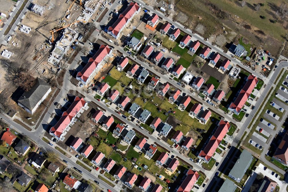 Luftaufnahme Berlin - Baustellen zum Neubau- Wohngebiet einer Einfamilienhaus- Siedlung Regener Straße - Viehtacher Straße im Ortsteil Karlshorst in Berlin