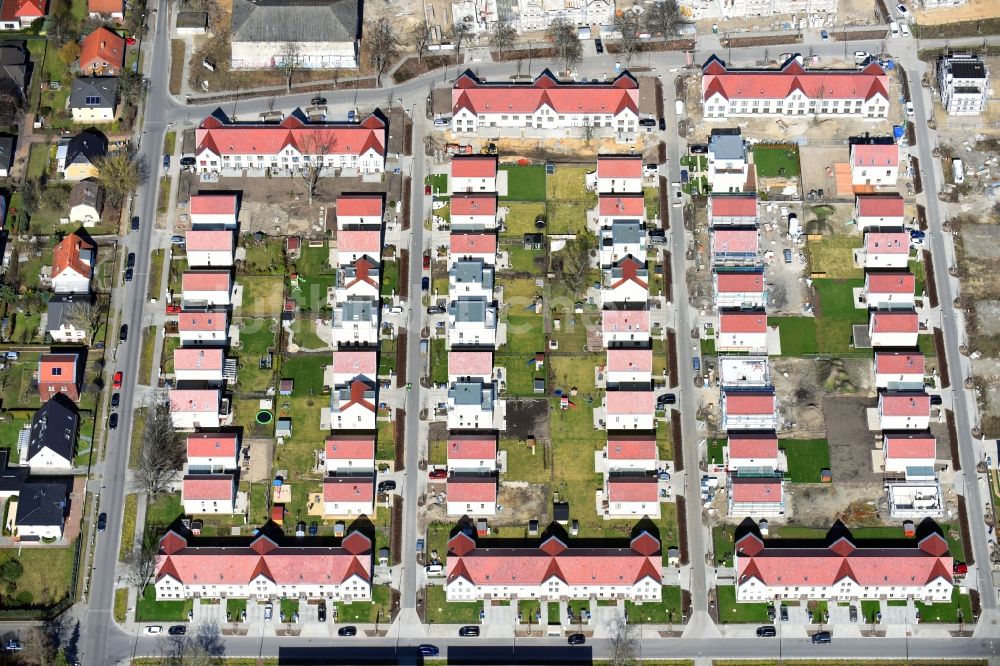 Berlin aus der Vogelperspektive: Baustellen zum Neubau- Wohngebiet einer Einfamilienhaus- Siedlung Regener Straße - Viehtacher Straße im Ortsteil Karlshorst in Berlin