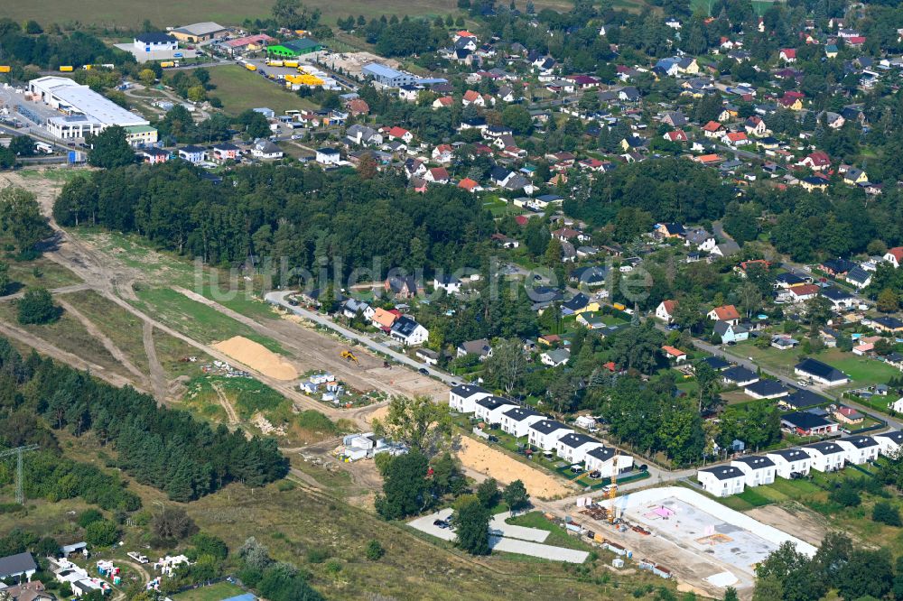 Fredersdorf-Vogelsdorf aus der Vogelperspektive: Baustellen zum Neubau- Wohngebiet einer Einfamilienhaus- Siedlung Rosengärten in Fredersdorf-Vogelsdorf im Bundesland Brandenburg, Deutschland