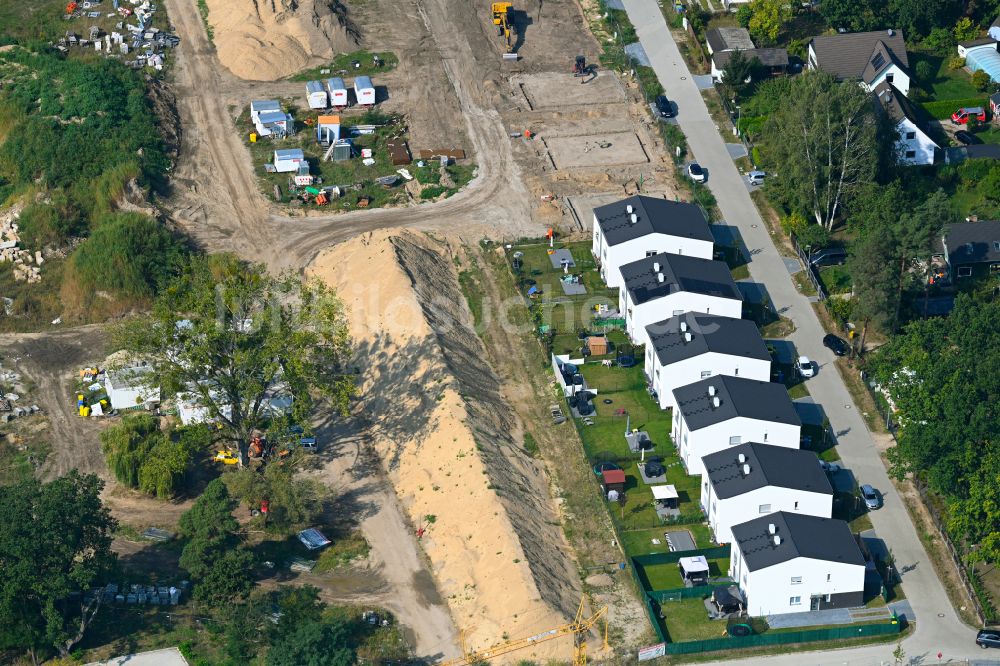 Luftaufnahme Fredersdorf-Vogelsdorf - Baustellen zum Neubau- Wohngebiet einer Einfamilienhaus- Siedlung Rosengärten in Fredersdorf-Vogelsdorf im Bundesland Brandenburg, Deutschland