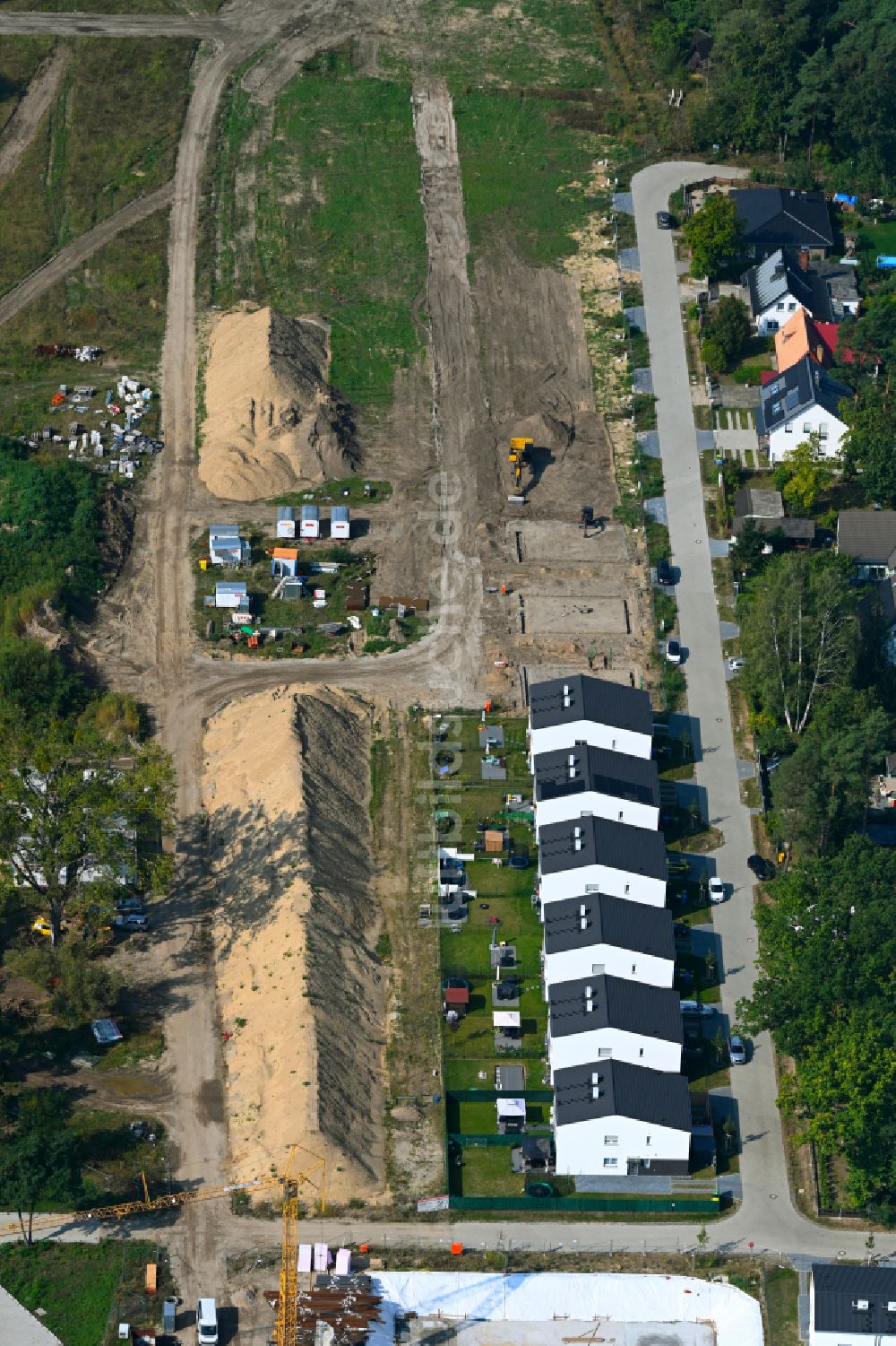 Fredersdorf-Vogelsdorf von oben - Baustellen zum Neubau- Wohngebiet einer Einfamilienhaus- Siedlung Rosengärten in Fredersdorf-Vogelsdorf im Bundesland Brandenburg, Deutschland