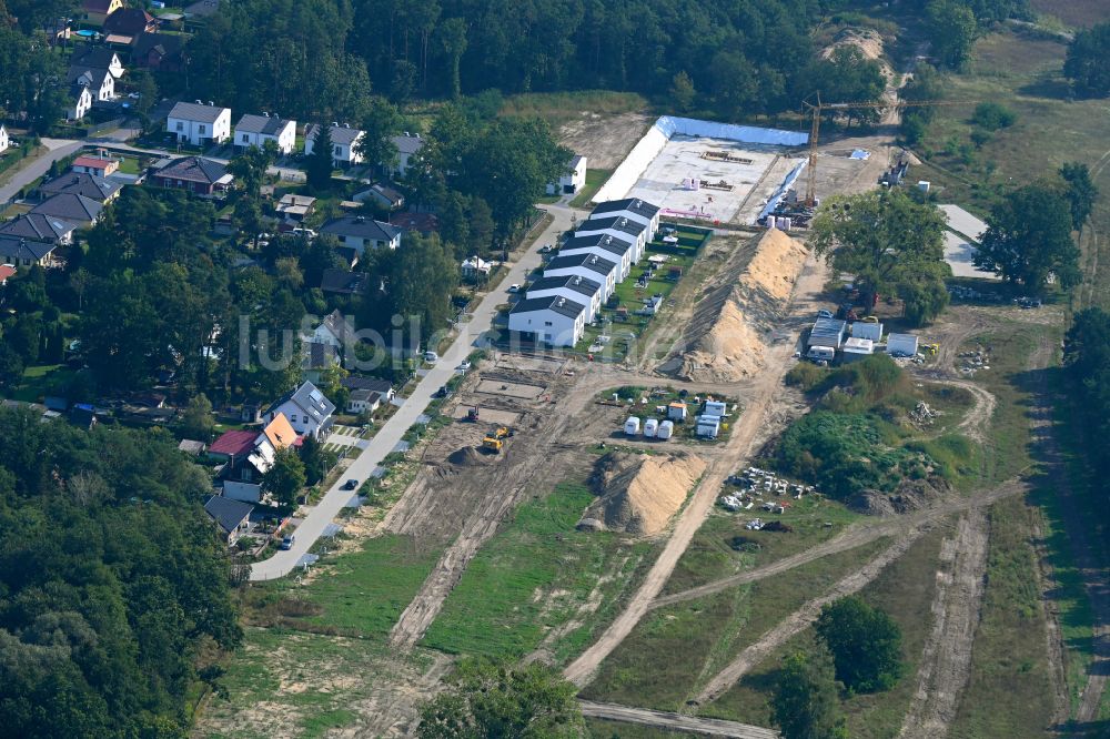 Fredersdorf-Vogelsdorf von oben - Baustellen zum Neubau- Wohngebiet einer Einfamilienhaus- Siedlung Rosengärten in Fredersdorf-Vogelsdorf im Bundesland Brandenburg, Deutschland