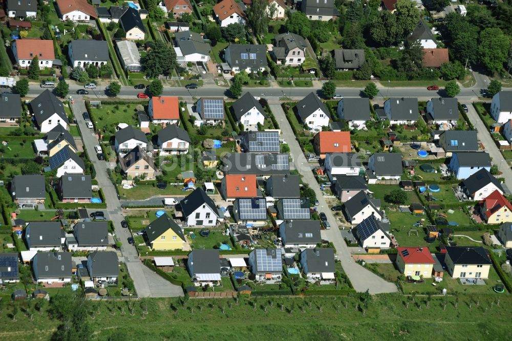 Berlin aus der Vogelperspektive: Baustellen zum Neubau- Wohngebiet einer Einfamilienhaus- Siedlung im Stadtteil Hellersdorf in Berlin