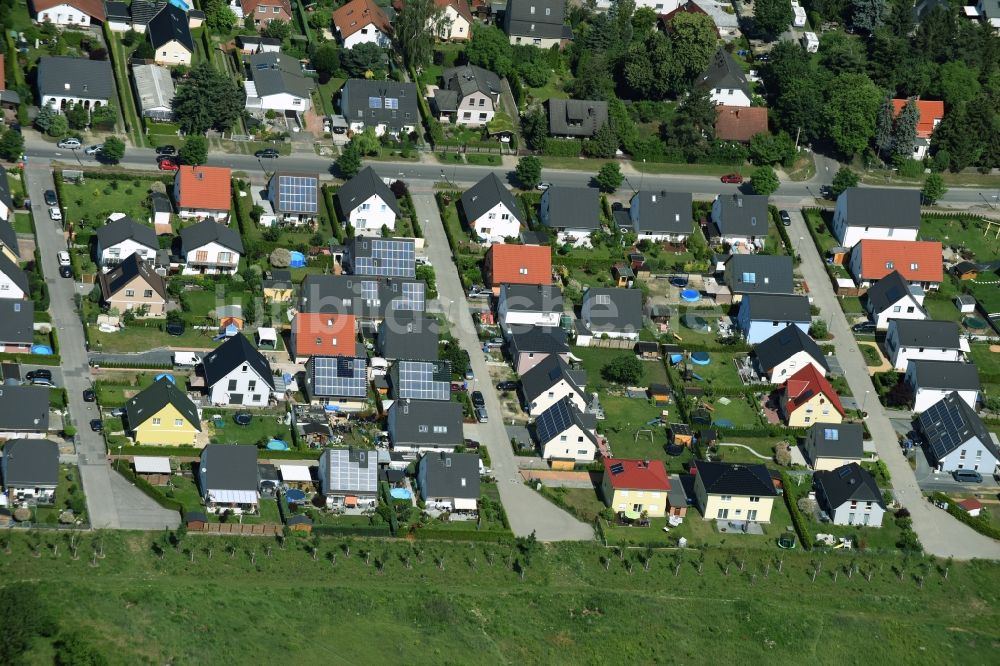 Luftbild Berlin - Baustellen zum Neubau- Wohngebiet einer Einfamilienhaus- Siedlung im Stadtteil Hellersdorf in Berlin