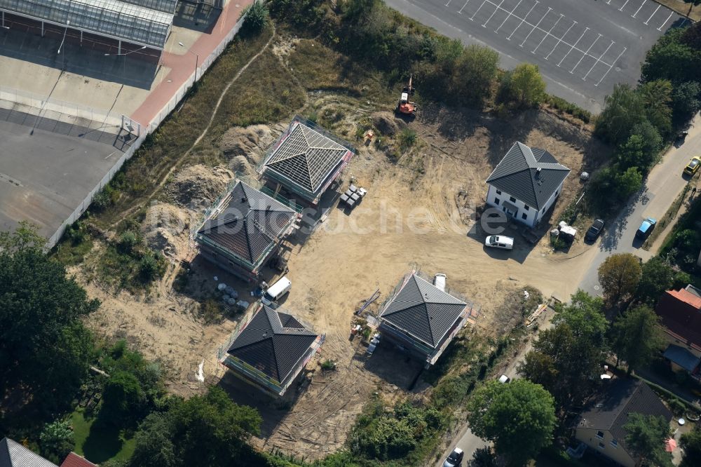 Luftbild Berlin - Baustellen zum Neubau- Wohngebiet einer Einfamilienhaus- Siedlung im Stadtteil Mahlsdorf in Berlin