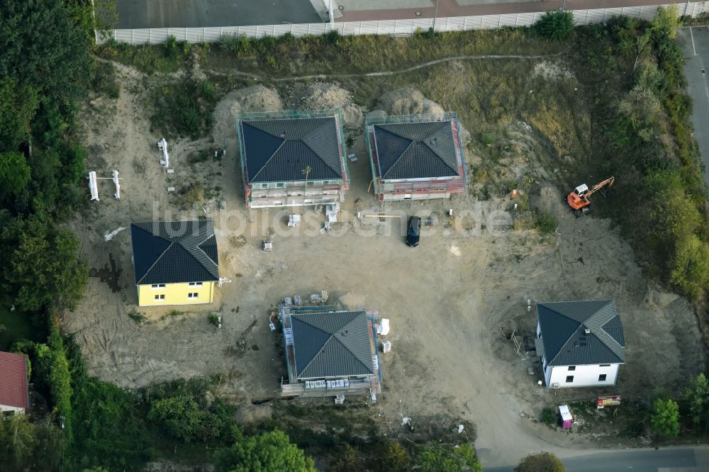 Luftaufnahme Berlin - Baustellen zum Neubau- Wohngebiet einer Einfamilienhaus- Siedlung im Stadtteil Mahlsdorf in Berlin