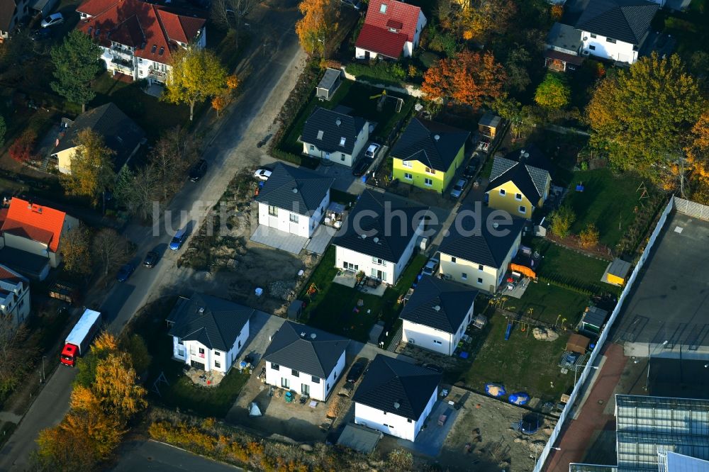 Berlin aus der Vogelperspektive: Baustellen zum Neubau- Wohngebiet einer Einfamilienhaus- Siedlung im Stadtteil Mahlsdorf in Berlin