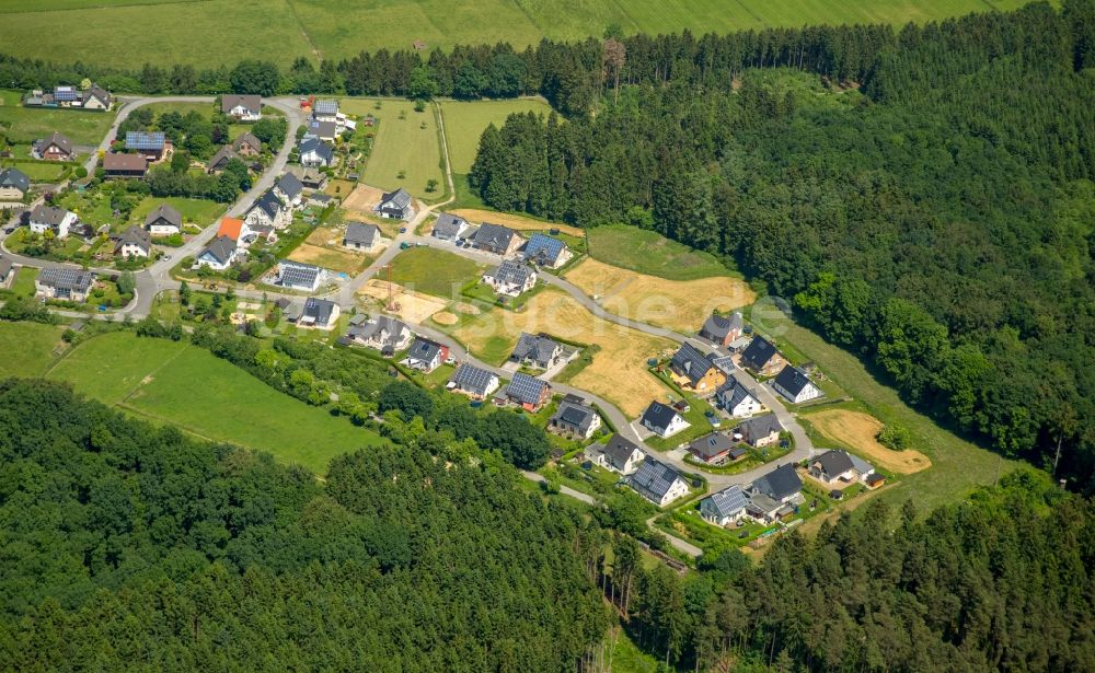 Warstein aus der Vogelperspektive: Baustellen zum Neubau- Wohngebiet einer Einfamilienhaus- Siedlung in der Straße Vor der Unsohle in Warstein im Bundesland Nordrhein-Westfalenin Warstein im Bundesland Nordrhein-Westfalen