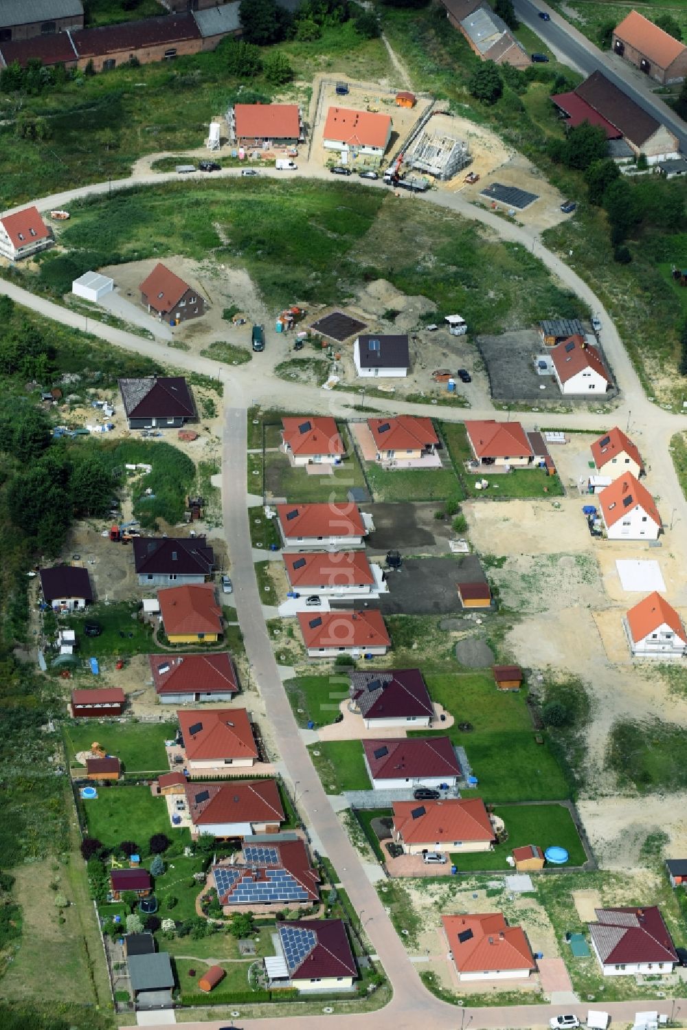 Altlandsberg von oben - Baustellen zum Neubau- Wohngebiet einer Einfamilienhaus- Siedlung an der Strausberger Straße - Zur Holzseefe in Altlandsberg im Bundesland Brandenburg