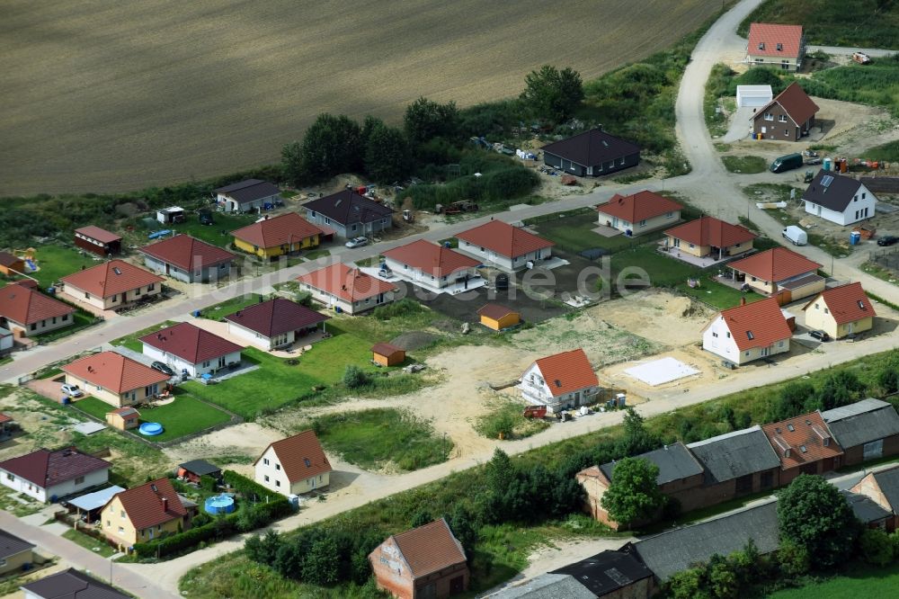 Altlandsberg aus der Vogelperspektive: Baustellen zum Neubau- Wohngebiet einer Einfamilienhaus- Siedlung an der Strausberger Straße - Zur Holzseefe in Altlandsberg im Bundesland Brandenburg