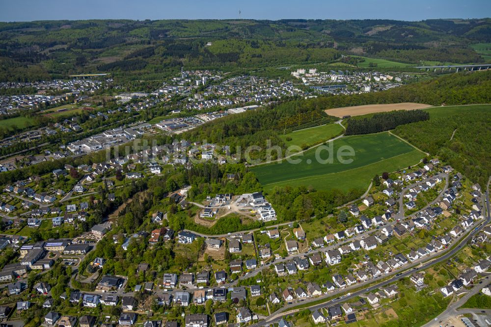 Meschede von oben - Baustellen zum Neubau- Wohngebiet einer Einfamilienhaus- Siedlung Unterm Hasenfeld in Meschede im Bundesland Nordrhein-Westfalen, Deutschland