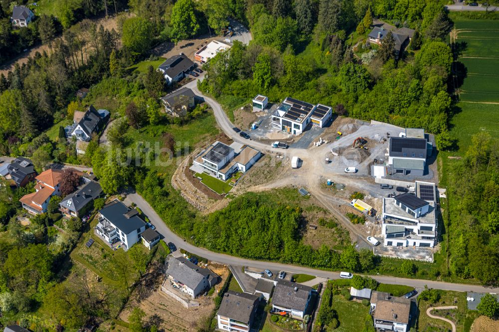 Meschede aus der Vogelperspektive: Baustellen zum Neubau- Wohngebiet einer Einfamilienhaus- Siedlung Unterm Hasenfeld in Meschede im Bundesland Nordrhein-Westfalen, Deutschland