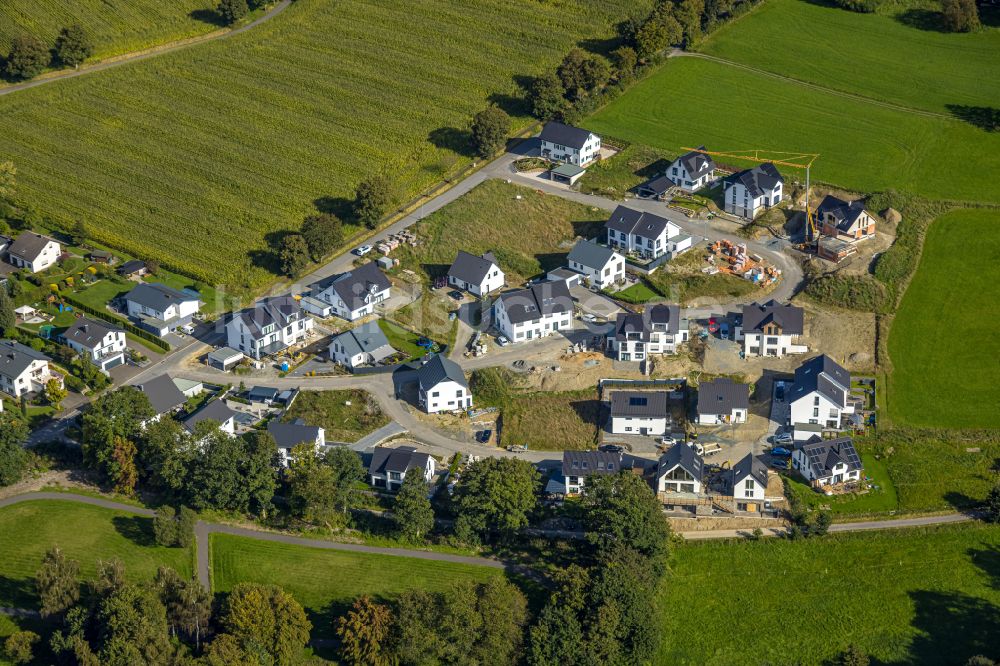 Luftaufnahme Schmallenberg - Baustellen zum Neubau- Wohngebiet einer Einfamilienhaus- Siedlung An der Viehbahn in Schmallenberg im Bundesland Nordrhein-Westfalen, Deutschland