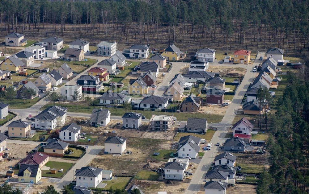 Ludwigsfelde aus der Vogelperspektive: Baustellen zum Neubau- Wohngebiet einer Einfamilienhaus- Siedlung Waldsiedlung Rouseaupark in Ludwigsfelde im Bundesland Brandenburg