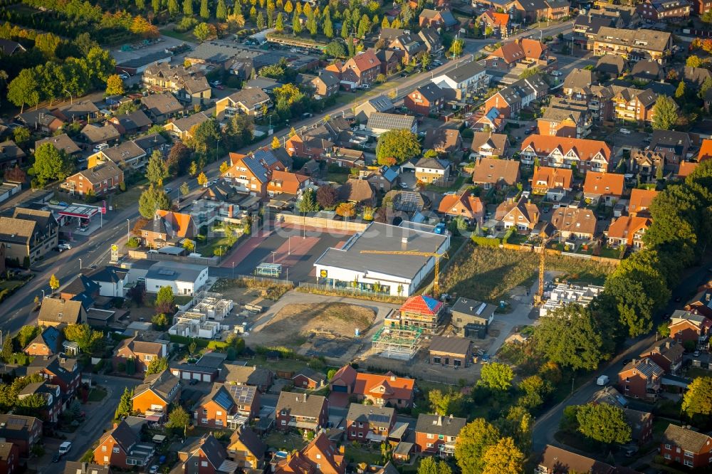 Werne von oben - Baustellen zum Neubau- Wohngebiet einer Einfamilienhaus- Siedlung an der Werner Straße im Ortsteil Stockum in Werne im Bundesland Nordrhein-Westfalen