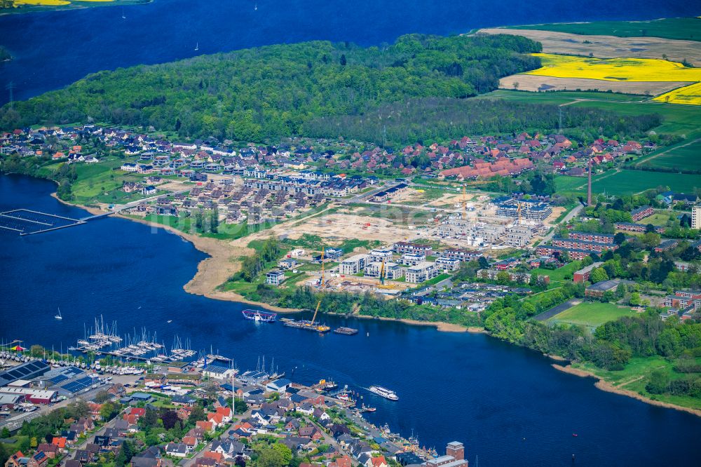 Luftaufnahme Kappeln - Baustellen zum Neubau- Wohngebiet SchleiTerrassen und Reetdach Quartier Ostseefjord Schlei in Kappeln im Bundesland Schleswig-Holstein, Deutschland