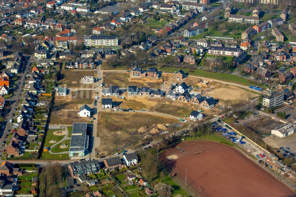 Luftaufnahme Kamp-Lintfort - Baustellen zum Neubau- Wohngebiet Wohnen am Volkspark mit Einfamilienhäusern und Reihenhäusern in Kamp-Lintfort im Bundesland Nordrhein-Westfalen