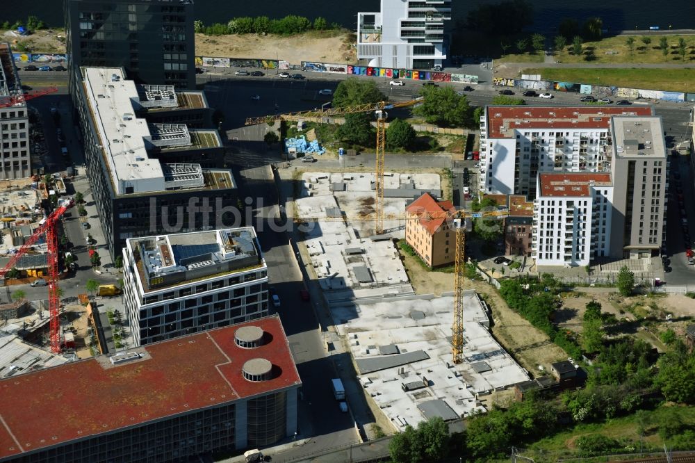 Berlin aus der Vogelperspektive: Baustellen zum Wohn- und Geschäftshausneubau Max & Moritz am Rummelsburger Platz - Marianne-von-Rantzau-Straße im Stadtteil Friedrichshain von Berlin