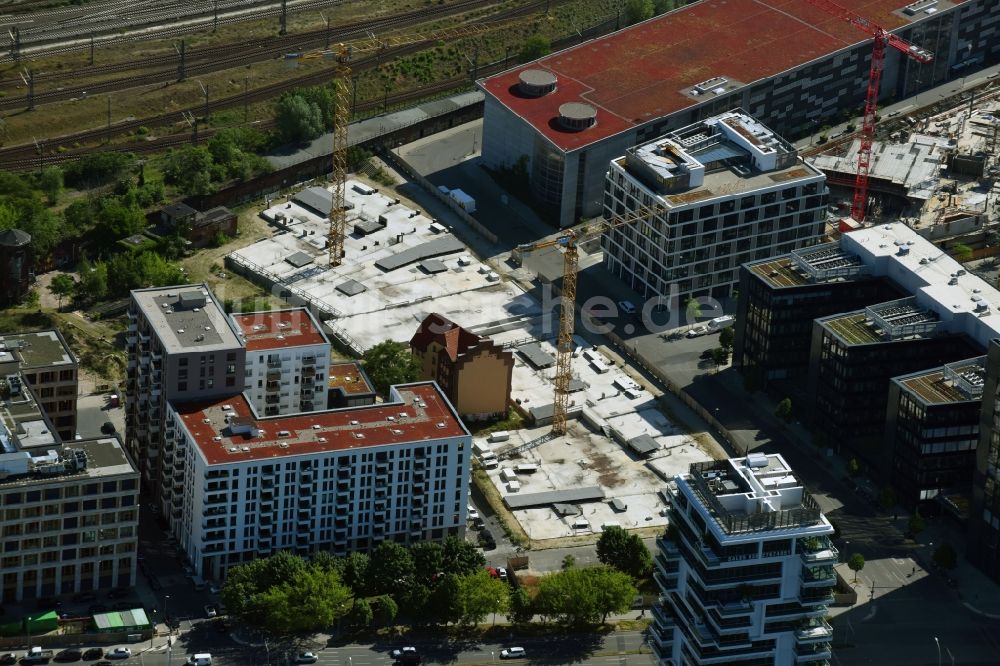 Luftaufnahme Berlin - Baustellen zum Wohn- und Geschäftshausneubau Max & Moritz am Rummelsburger Platz - Marianne-von-Rantzau-Straße im Stadtteil Friedrichshain von Berlin