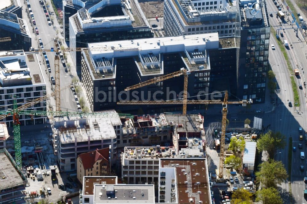 Berlin von oben - Baustellen zum Wohn- und Geschäftshausneubau Max & Moritz im Stadtteil Friedrichshain von Berlin