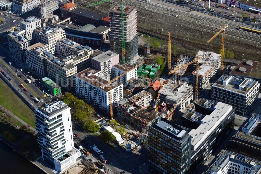 Berlin aus der Vogelperspektive: Baustellen zum Wohn- und Geschäftshausneubau Max & Moritz im Stadtteil Friedrichshain von Berlin