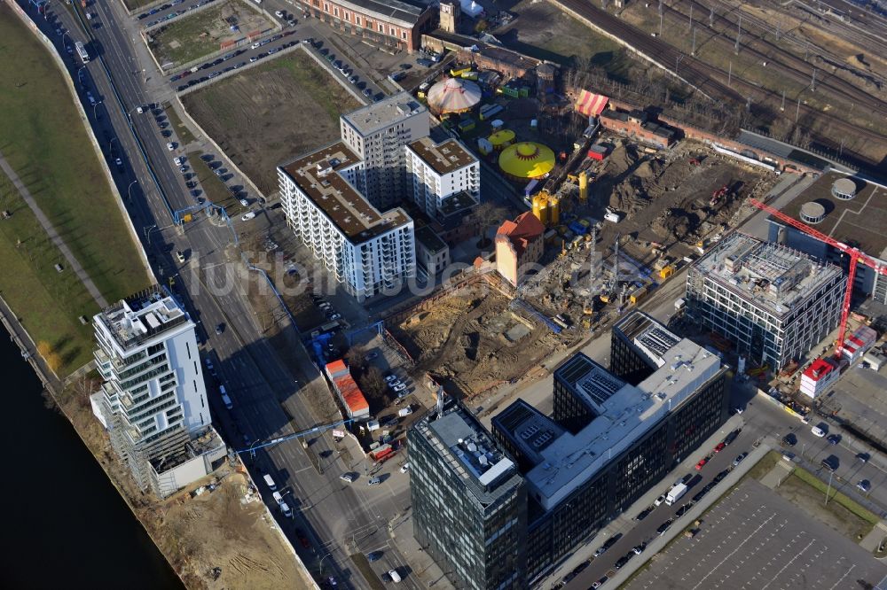 Luftaufnahme Berlin - Baustellen zum Wohn- und Geschäftshausneubau Rummelsburger Platz - Marianne-von-Rantzau-Straße im Stadtteil Friedrichshain von Berlin