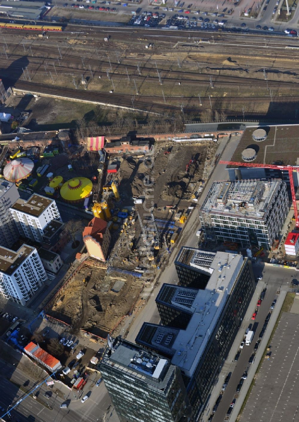 Berlin von oben - Baustellen zum Wohn- und Geschäftshausneubau Rummelsburger Platz - Marianne-von-Rantzau-Straße im Stadtteil Friedrichshain von Berlin