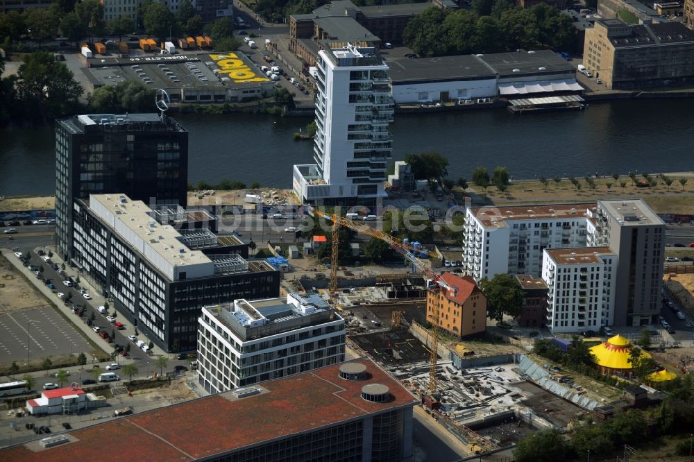 Berlin aus der Vogelperspektive: Baustellen zum Wohn- und Geschäftshausneubau Rummelsburger Platz - Marianne-von-Rantzau-Straße im Stadtteil Friedrichshain von Berlin