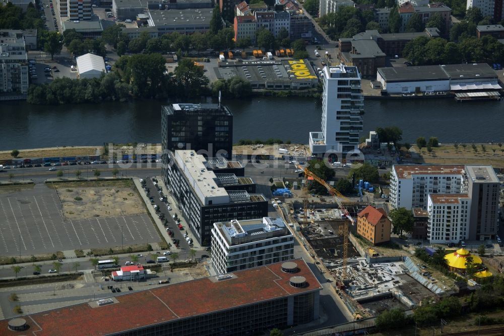 Luftaufnahme Berlin - Baustellen zum Wohn- und Geschäftshausneubau Rummelsburger Platz - Marianne-von-Rantzau-Straße im Stadtteil Friedrichshain von Berlin