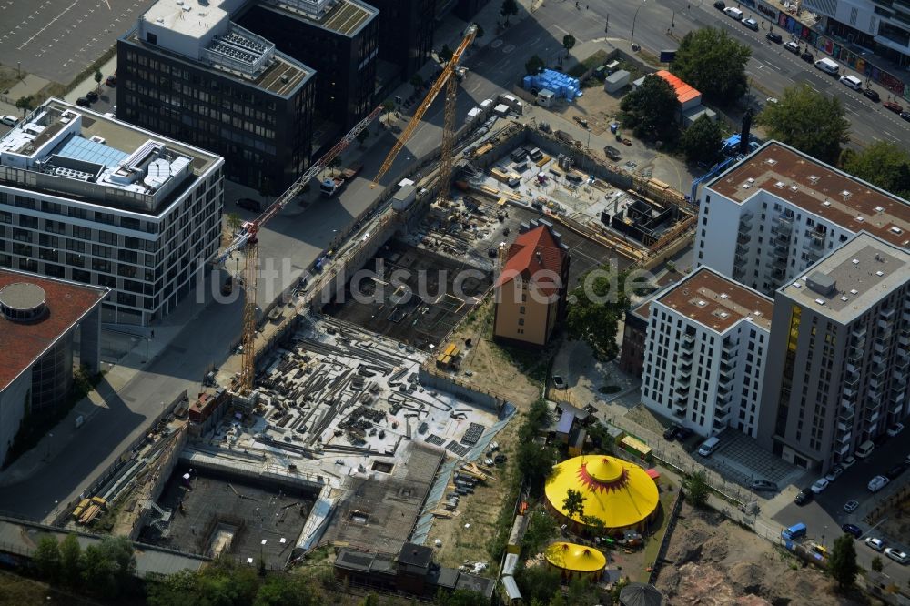 Luftaufnahme Berlin - Baustellen zum Wohn- und Geschäftshausneubau Rummelsburger Platz - Marianne-von-Rantzau-Straße im Stadtteil Friedrichshain von Berlin