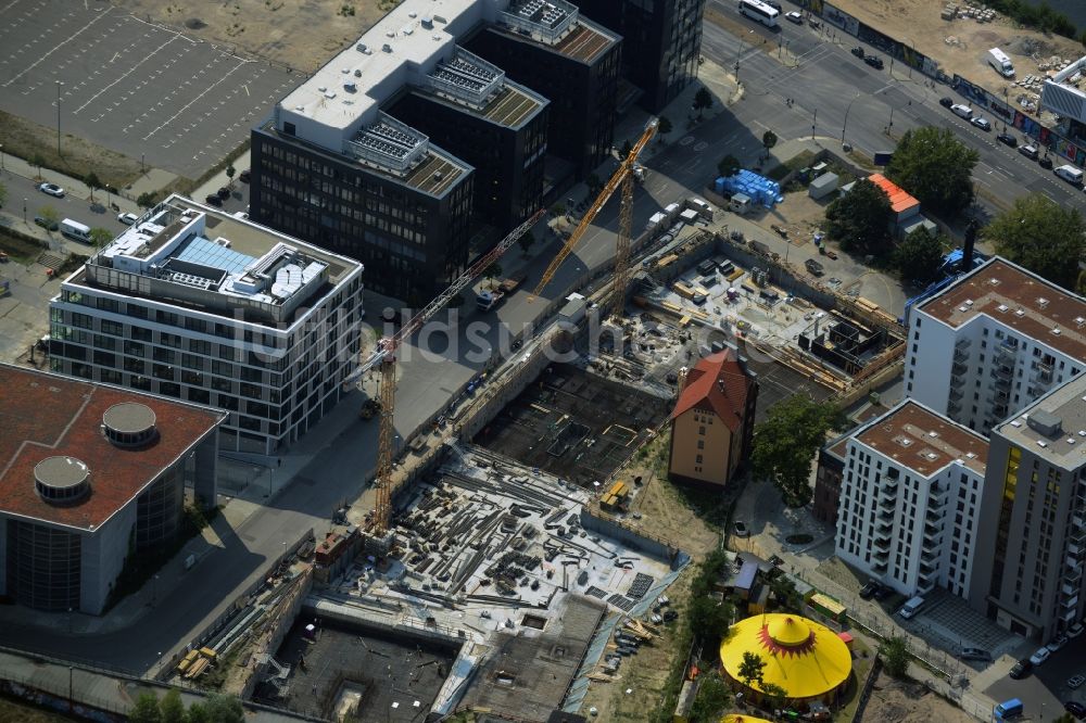 Berlin von oben - Baustellen zum Wohn- und Geschäftshausneubau Rummelsburger Platz - Marianne-von-Rantzau-Straße im Stadtteil Friedrichshain von Berlin