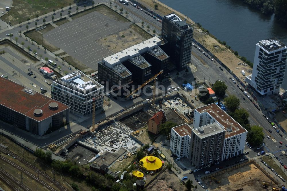 Berlin aus der Vogelperspektive: Baustellen zum Wohn- und Geschäftshausneubau Rummelsburger Platz - Marianne-von-Rantzau-Straße im Stadtteil Friedrichshain von Berlin