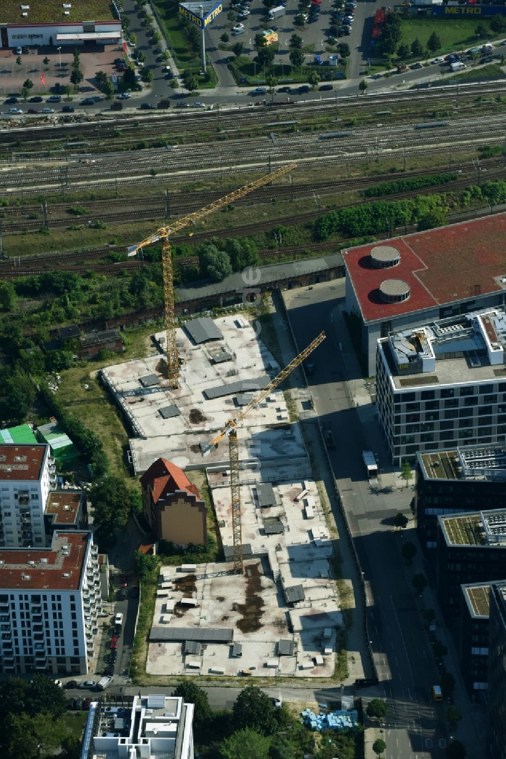 Luftaufnahme Berlin - Baustellen zum Wohn- und Geschäftshausneubau Rummelsburger Platz - Marianne-von-Rantzau-Straße im Stadtteil Friedrichshain von Berlin