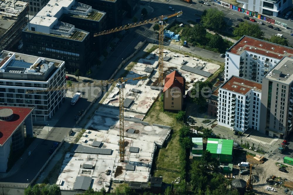 Berlin aus der Vogelperspektive: Baustellen zum Wohn- und Geschäftshausneubau Rummelsburger Platz - Marianne-von-Rantzau-Straße im Stadtteil Friedrichshain von Berlin