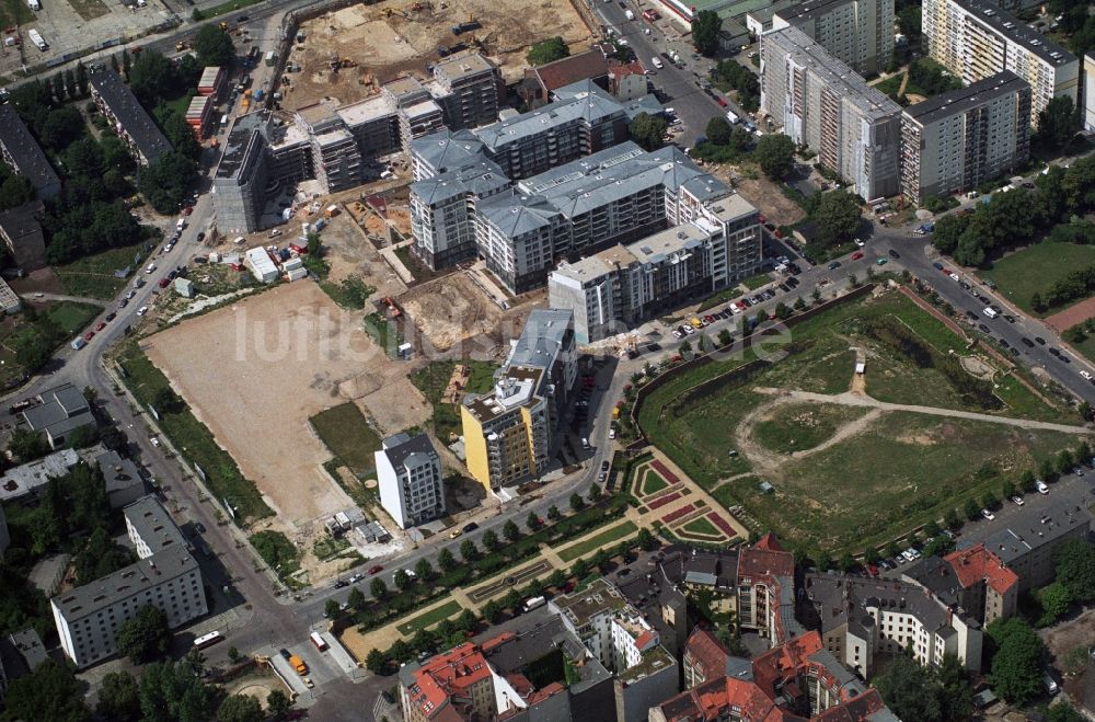 Luftaufnahme Berlin - Baustellen zum Wohnneubau am ehemaligen Grenzstreifen der Mauer an der Parkanlage Engelbecken zwischen den Stadtteilen Kreuzberg und Mitte von Berlin