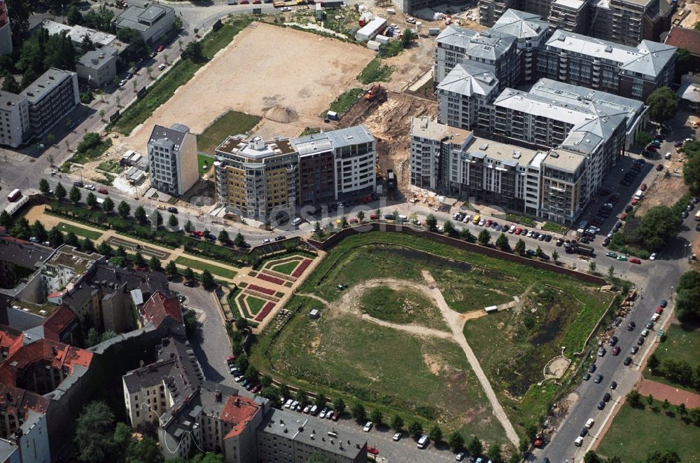 Berlin von oben - Baustellen zum Wohnneubau am ehemaligen Grenzstreifen der Mauer an der Parkanlage Engelbecken zwischen den Stadtteilen Kreuzberg und Mitte von Berlin