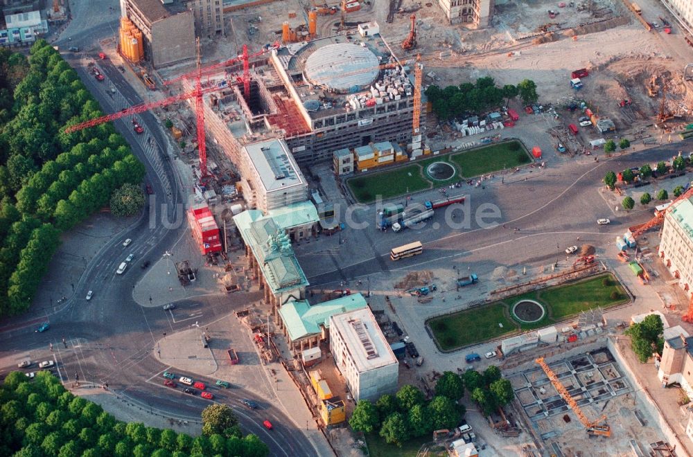 Berlin Mitte aus der Vogelperspektive: Baustellen zur Neubebauung des Pariser Platz am ehemaligen DDR- Grenzstreifen am Brandenburger Tor in Berlin - Mitte