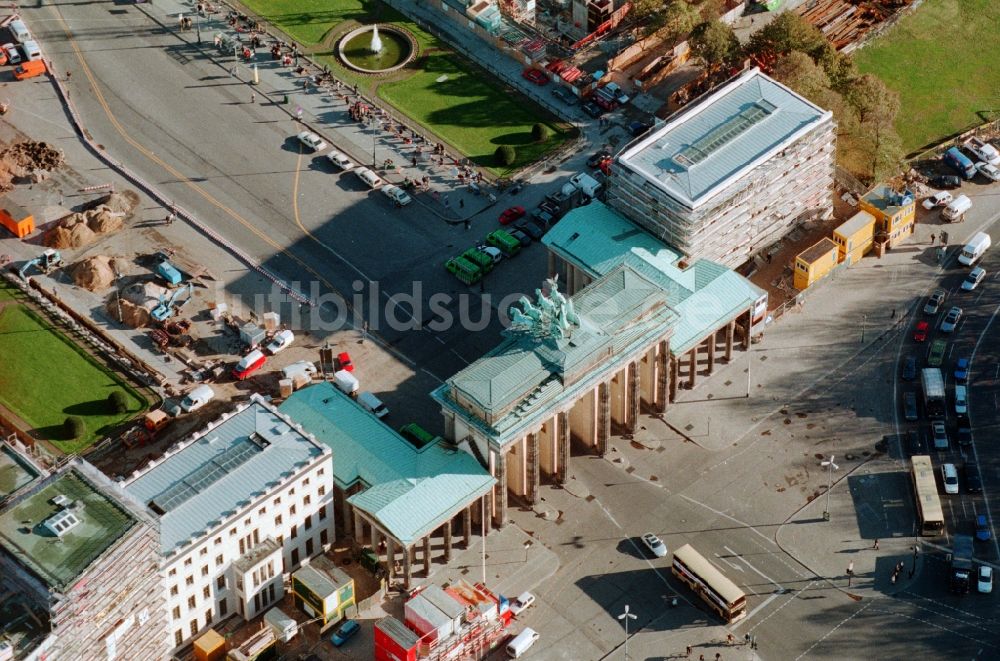 Berlin Mitte aus der Vogelperspektive: Baustellen zur Neubebauung des Pariser Platz am ehemaligen DDR- Grenzstreifen am Brandenburger Tor in Berlin - Mitte