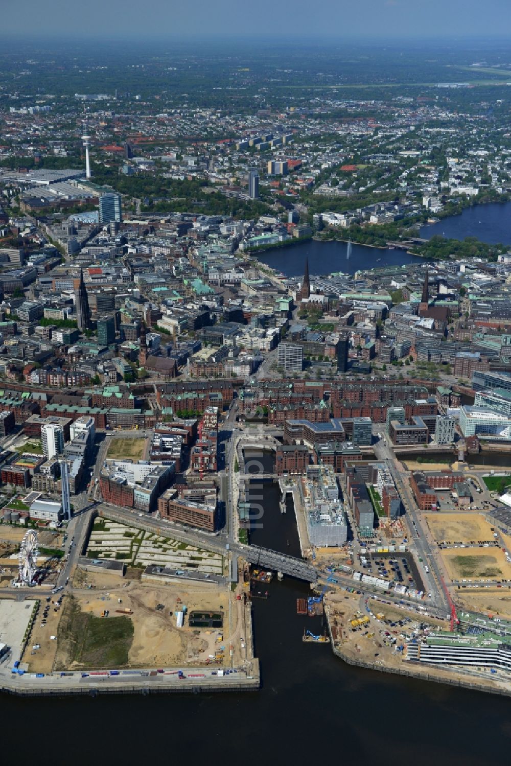 Hamburg von oben - Baustellen zur Neugestaltung und Umnutzung des Areales Brooktorhafen, Überseequartier in der HafenCity in Hamburg