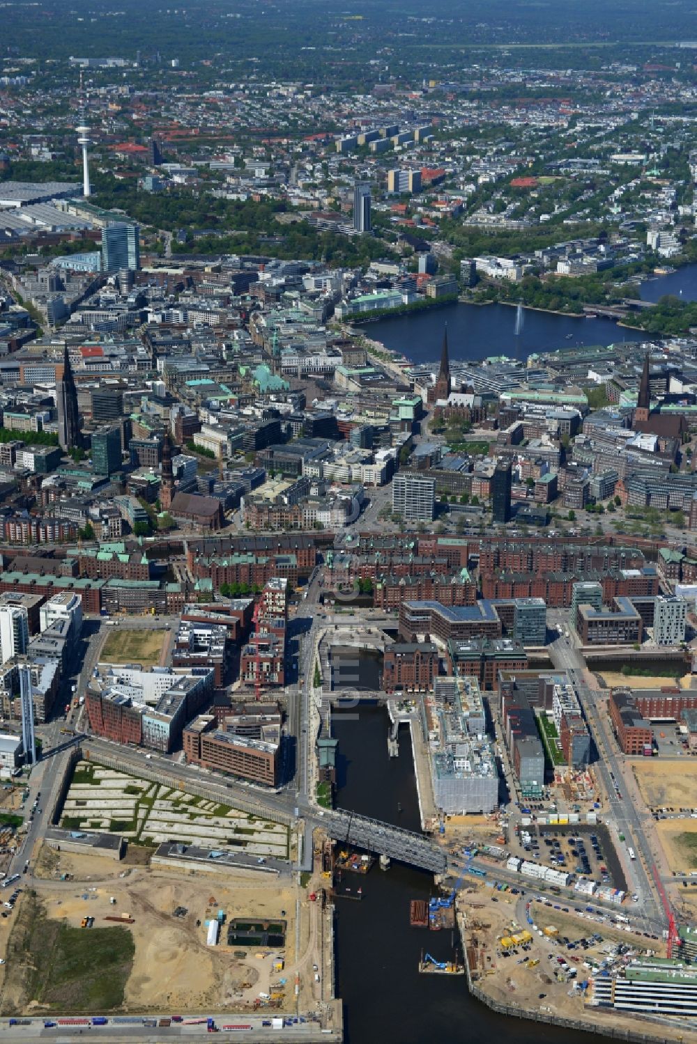 Hamburg aus der Vogelperspektive: Baustellen zur Neugestaltung und Umnutzung des Areales Brooktorhafen, Überseequartier in der HafenCity in Hamburg