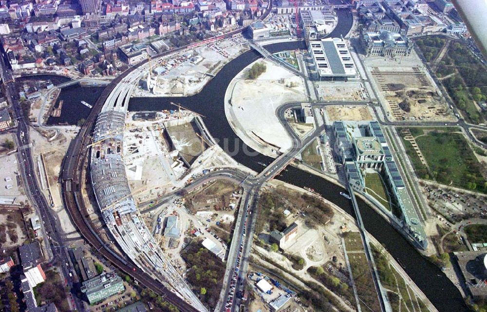 Berlin-Tiergarten / Spreebogen aus der Vogelperspektive: Baustellenbereich am Lehrter Bahnhof / Spreebogen in Berlin Tiergarten.