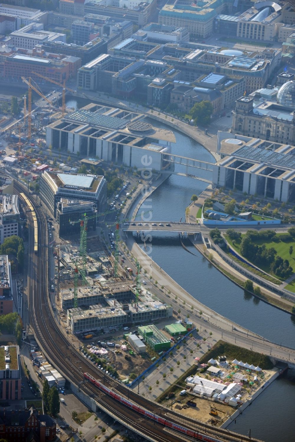 Berlin von oben - Baustellenblick auf den Neubau des Bundesministerium für Bildung und Forschung im Bezirk Mitte in Berlin