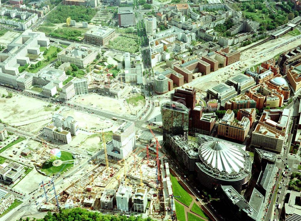 Berlin aus der Vogelperspektive: Baustellender HVB - Projekt am Leipziger Platz in Berlin - Mitte.