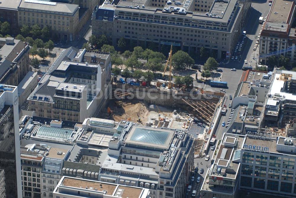 Berlin von oben - Baustellengrube des im Bau befindlichen Upper Eastside-Geschäfts-und Wohnhauses auf der Friedrichstraße/Ecke Unter den Linden Berlin