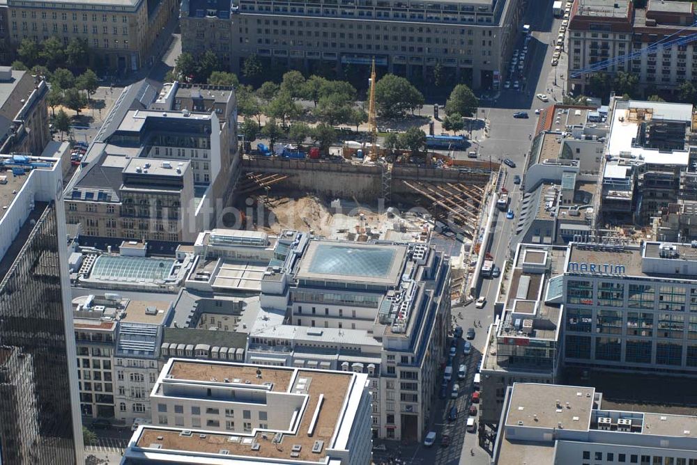 Berlin aus der Vogelperspektive: Baustellengrube des im Bau befindlichen Upper Eastside-Geschäfts-und Wohnhauses auf der Friedrichstraße/Ecke Unter den Linden Berlin