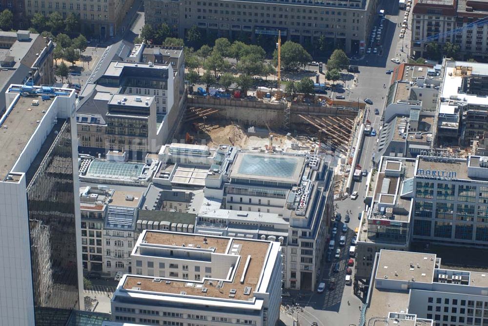 Luftbild Berlin - Baustellengrube des im Bau befindlichen Upper Eastside-Geschäfts-und Wohnhauses auf der Friedrichstraße/Ecke Unter den Linden Berlin