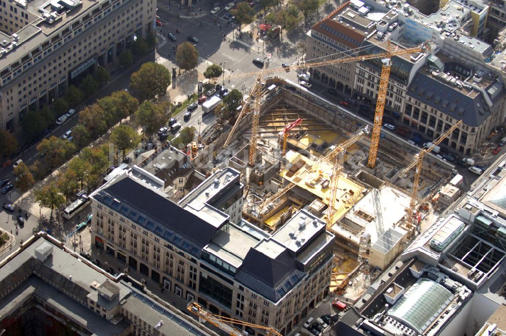 Berlin von oben - Baustellengrube des im Bau befindlichen Upper Eastside-Geschäfts-und Wohnhauses auf der Friedrichstraße/Ecke Unter den Linden Berlin